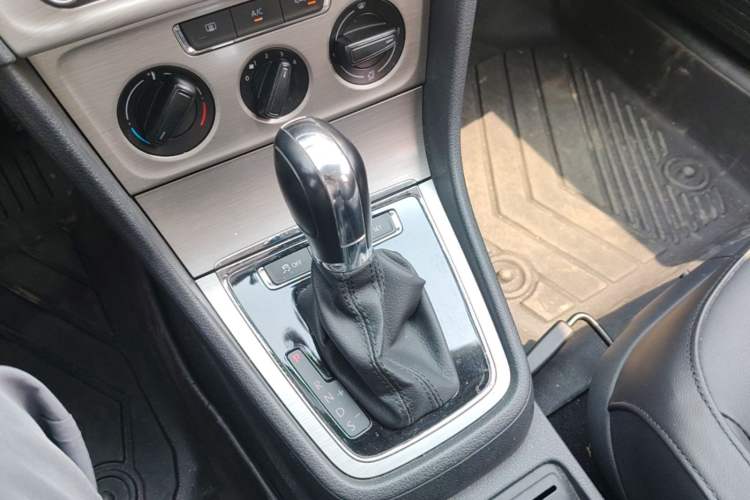 Used Volkswagen Lavida 2013 Restyled Classic 1.6L Automatic Comfort Edition Gear Lever