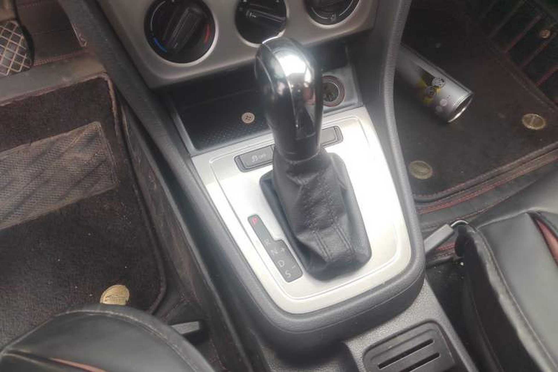 Used Volkswagen Lavida 2013 Revised Classic 1.6L Automatic Fashion Edition Gear Lever