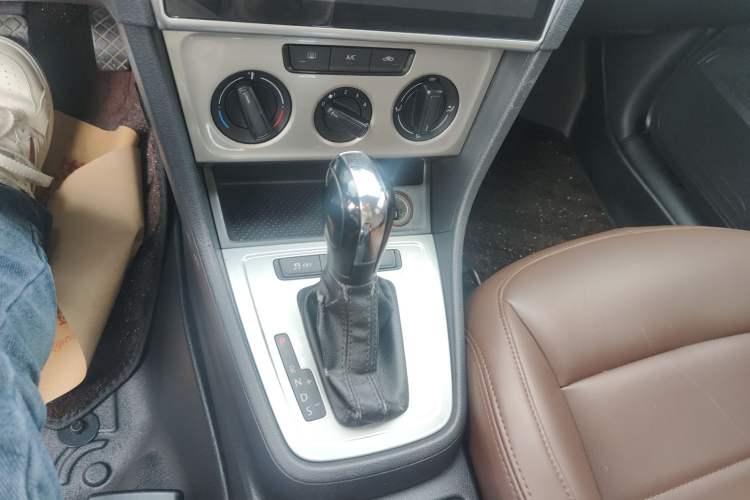 Used Volkswagen Lavida 2013 Revised Classic 1.6L Automatic Fashion Edition Gear Lever