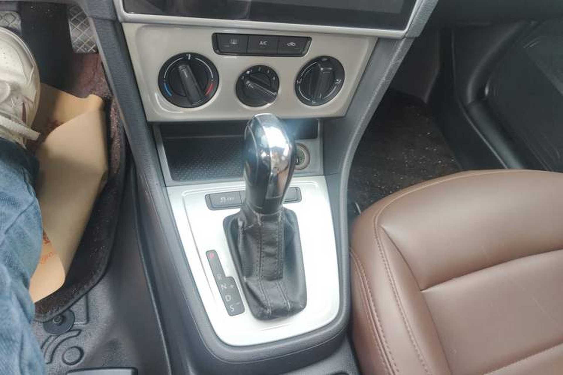 Used Volkswagen Lavida 2013 Revised Classic 1.6L Automatic Fashion Edition Gear Lever