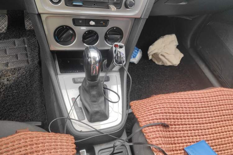 Used Volkswagen Lavida 2013 Revised Classic 1.6L Automatic Fashion Edition Gear Lever