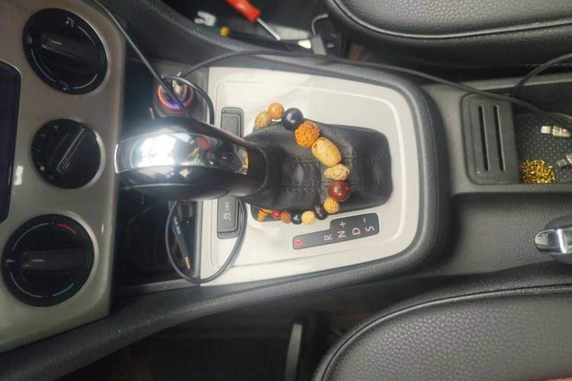 Used Volkswagen Lavida 2013 Revised Classic 1.6L Automatic Fashion Edition Gear Lever