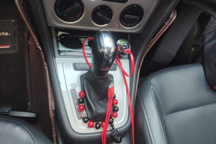 Used Volkswagen Lavida 2013 Revised Classic 1.6L Automatic Fashion Edition Gear Lever