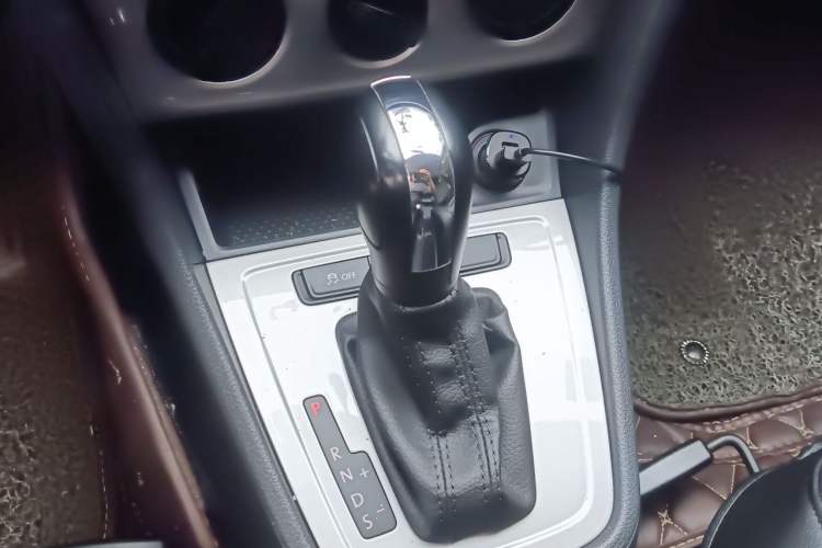 Used Volkswagen Lavida 2013 Revised Classic 1.6L Automatic Fashion Edition Gear Lever