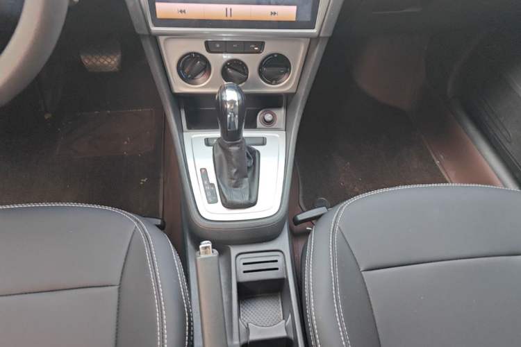 Used Volkswagen Lavida 2013 Revised Classic 1.6L Automatic Fashion Edition Gear Lever