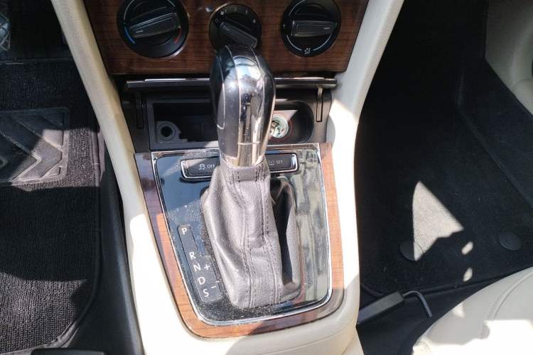 Used Volkswagen Lavida 2013 Restyled Classic 1.6L Automatic Comfort Edition Gear Lever