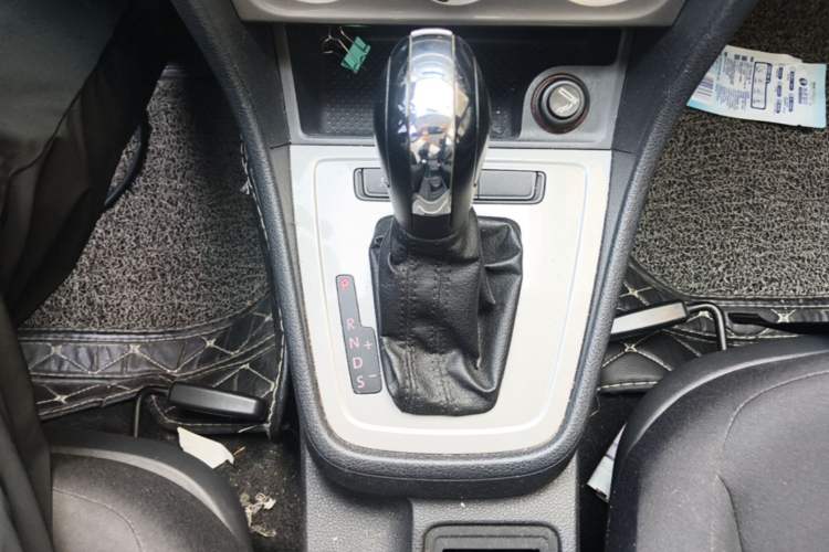 Used Volkswagen Lavida 2013 Revised Classic 1.6L Automatic Fashion Edition Gear Lever