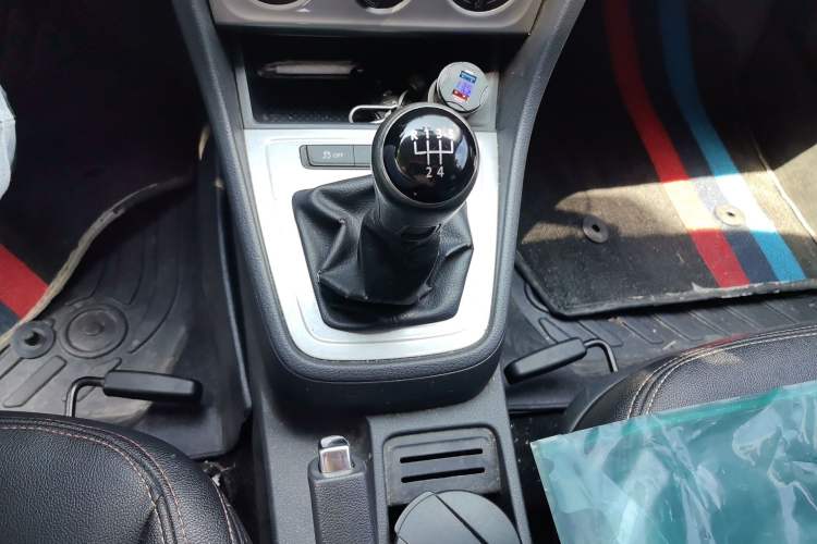 Used Volkswagen Lavida 2013 Revised Classic 1.6L Manual Fashion Edition Gear Lever