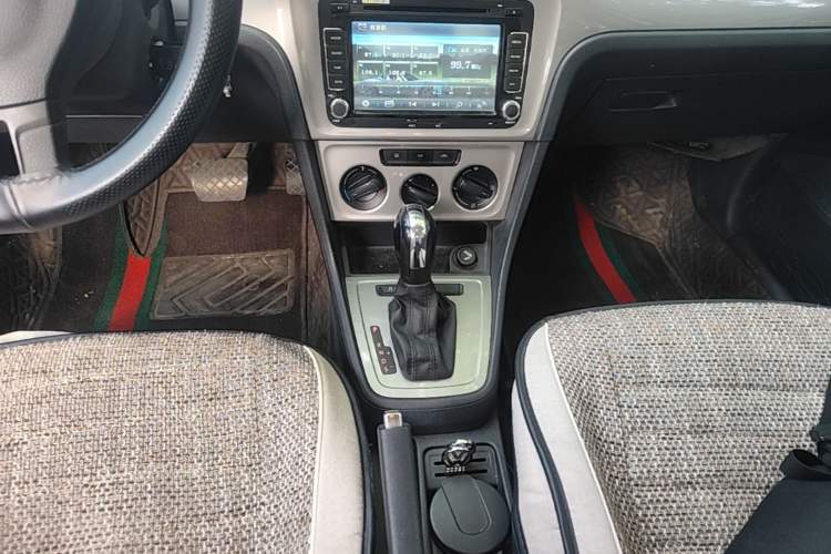 Used Volkswagen Lavida 2013 Revised Classic 1.6L Automatic Fashion Edition Gear Lever