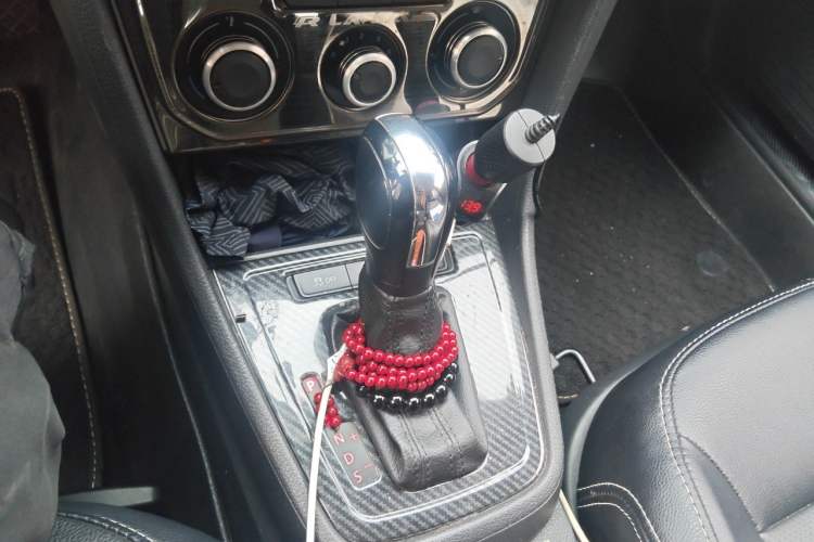 Used Volkswagen Lavida 2013 Revised Classic 1.6L Automatic Fashion Edition Gear Lever