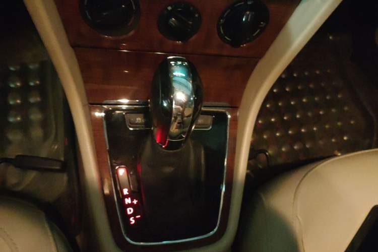 Used Volkswagen Lavida 2013 1.4TSI DSG Comfort Edition Gear Lever