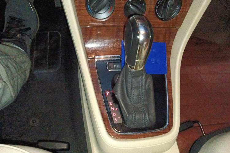 Used Volkswagen Lavida 2013 1.6L Automatic Comfort Edition Gear Lever