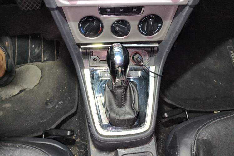 Used Volkswagen Lavida 2013 Revised Version 1.4 TSI DSG Comfort Edition Gear Lever