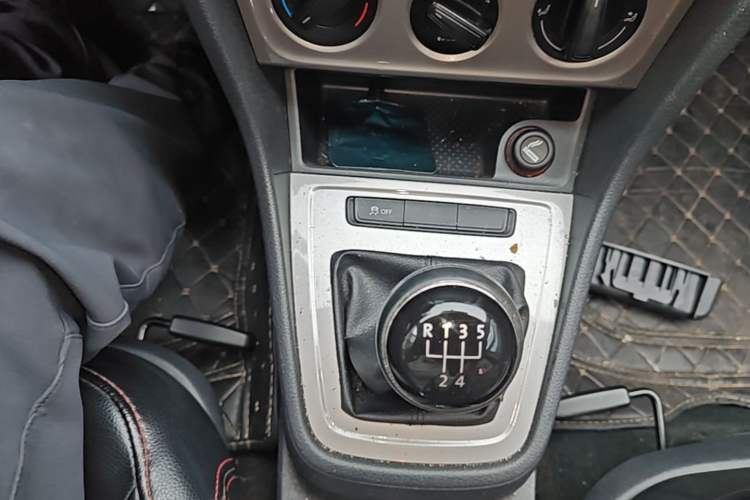 Used Volkswagen Lavida 2013 Revised Classic 1.6L Manual Fashion Edition Gear Lever
