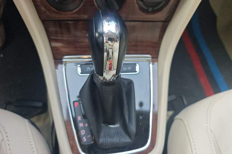 Used Volkswagen Lavida 2013 Restyled Classic 1.6L Automatic Comfort Edition Gear Lever