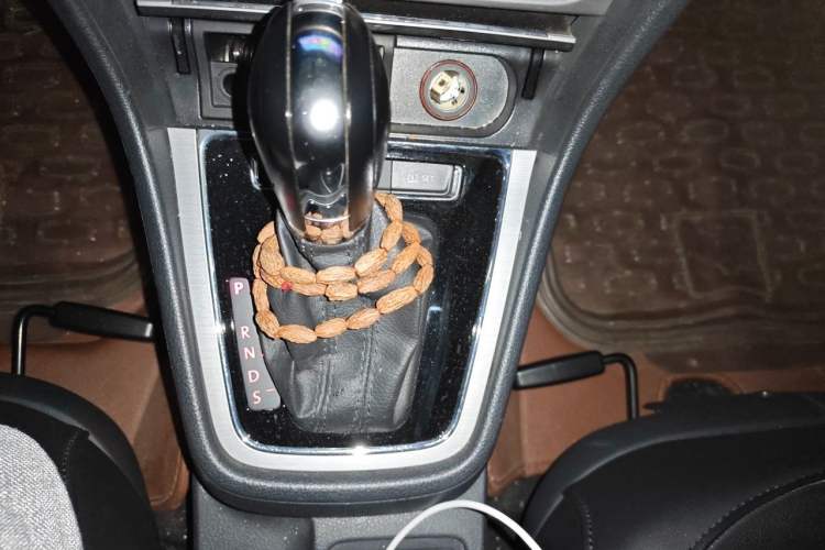 Used Volkswagen Lavida 2013 Restyled Classic 1.6L Automatic Comfort Edition Gear Lever