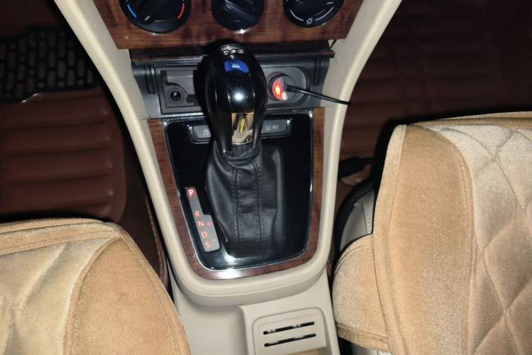 Used Volkswagen Lavida 2013 Revised Version 1.4 TSI DSG Comfort Edition Gear Lever