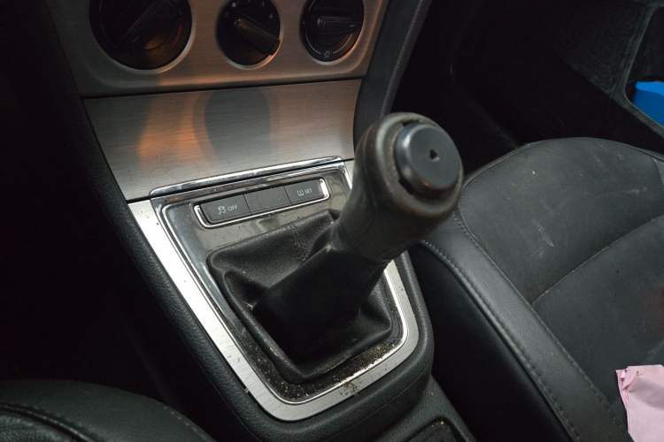Used Volkswagen Lavida 2013 Restyled Classic 1.6L Manual Comfort Edition Gear Lever