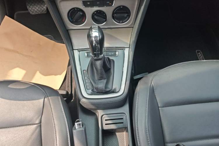 Used Volkswagen Lavida 2013 Revised Version 1.4 TSI DSG Comfort Edition Gear Lever