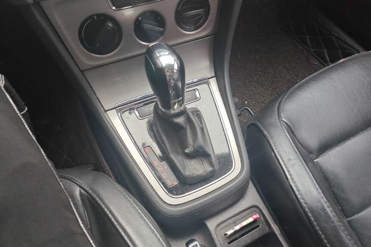 Used Volkswagen Lavida 2013 Restyled Classic 1.6L Automatic Comfort Edition Gear Lever