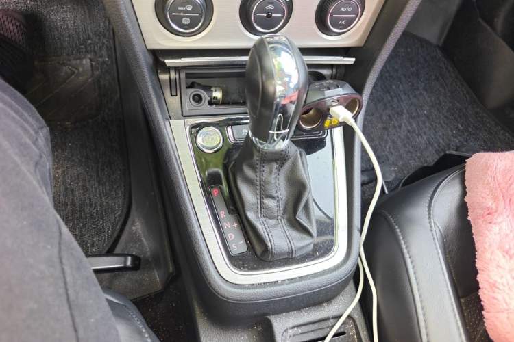 Used Volkswagen Lavida 2013 Revised Version 1.4 TSI DSG Luxury Edition Gear Lever