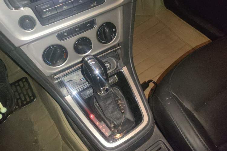 Used Volkswagen Lavida 2013 Restyled Classic 1.6L Automatic Comfort Edition Gear Lever