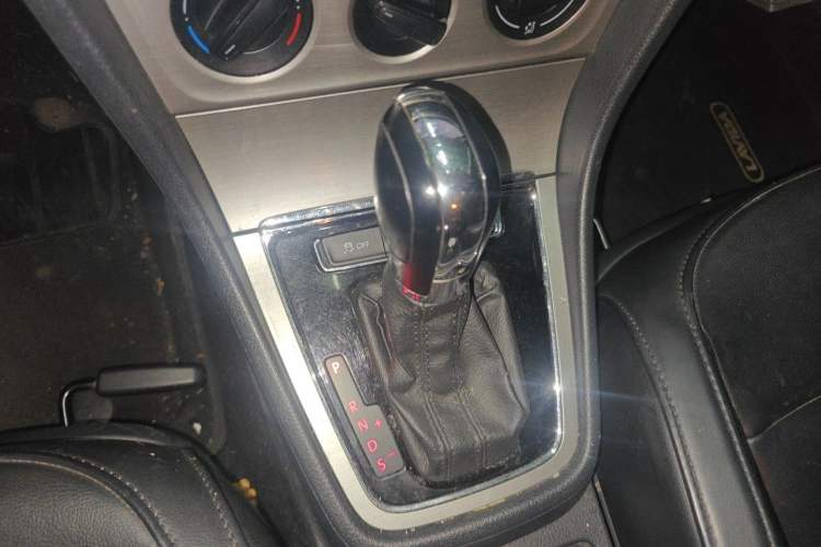Used Volkswagen Lavida 2013 Restyled Classic 1.6L Automatic Comfort Edition Gear Lever