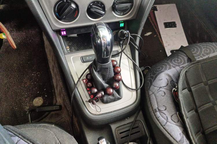 Used Volkswagen Lavida 2013 Revised Classic 1.6L Automatic Fashion Edition Gear Lever