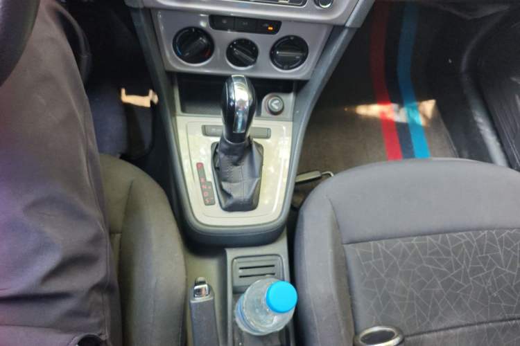 Used Volkswagen Lavida 2013 Revised Classic 1.6L Automatic Fashion Edition Gear Lever