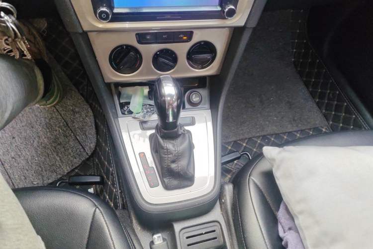 Used Volkswagen Lavida 2013 Revised Classic 1.6L Automatic Fashion Edition Gear Lever