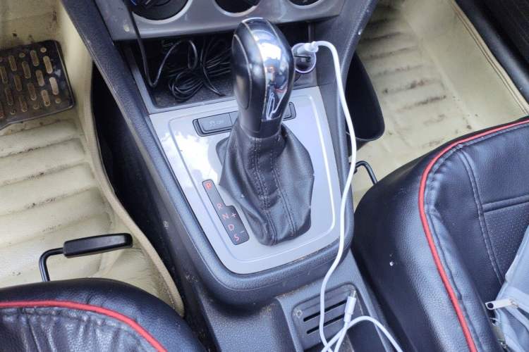 Used Volkswagen Lavida 2013 Revised Classic 1.6L Automatic Fashion Edition Gear Lever
