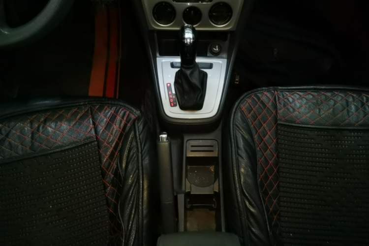 Used Volkswagen Lavida 2013 Revised Classic 1.6L Automatic Fashion Edition Gear Lever