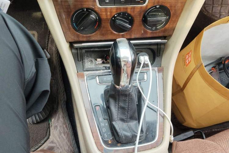 Used Volkswagen Lavida 2013 Restyled Classic 1.6L Automatic Comfort Edition Gear Lever