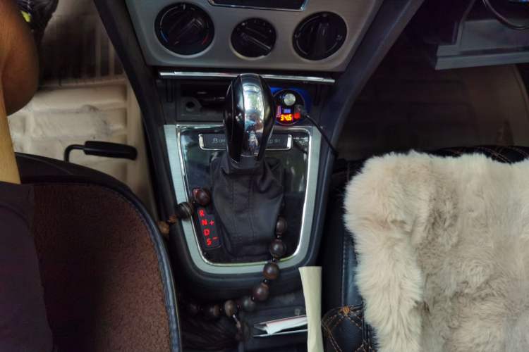 Used Volkswagen Lavida 2013 1.6L Automatic Comfort Edition Gear Lever