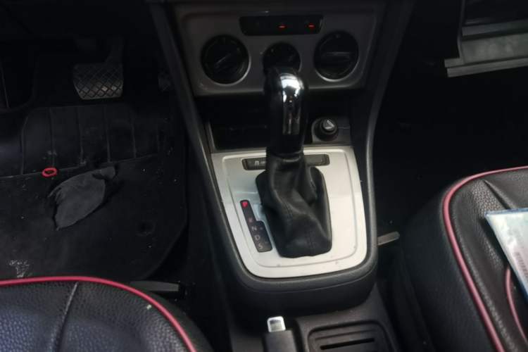 Used Volkswagen Lavida 2013 Revised Classic 1.6L Automatic Fashion Edition Gear Lever
