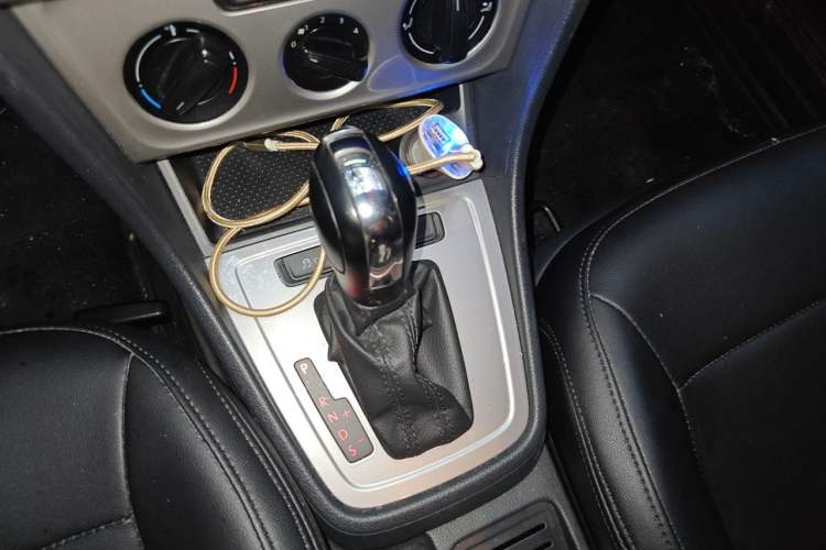 Used Volkswagen Lavida 2013 Revised Classic 1.6L Automatic Fashion Edition Gear Lever