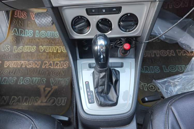 Used Volkswagen Lavida 2013 Revised Classic 1.6L Automatic Fashion Edition Gear Lever