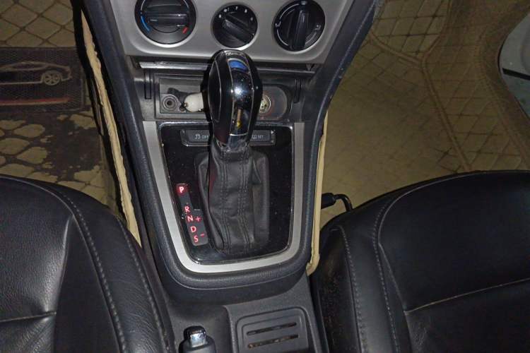 Used Volkswagen Lavida 2013 Revised Version 1.4 TSI DSG Comfort Edition Gear Lever