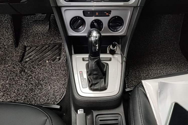 Used Volkswagen Lavida 2013 Revised Classic 1.6L Automatic Fashion Edition Gear Lever