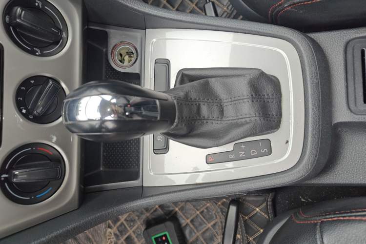 Used Volkswagen Lavida 2013 Revised Classic 1.6L Automatic Fashion Edition Gear Lever