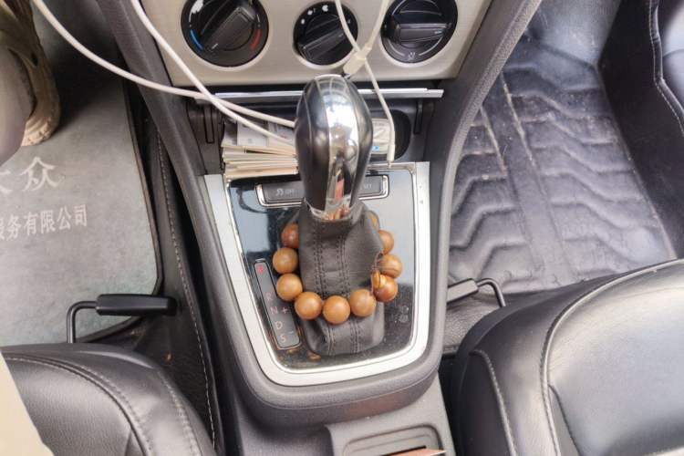 Used Volkswagen Lavida 2013 Restyled Classic 1.6L Automatic Comfort Edition Gear Lever