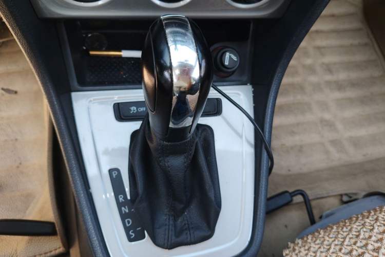 Used Volkswagen Lavida 2013 Revised Classic 1.6L Automatic Fashion Edition Gear Lever