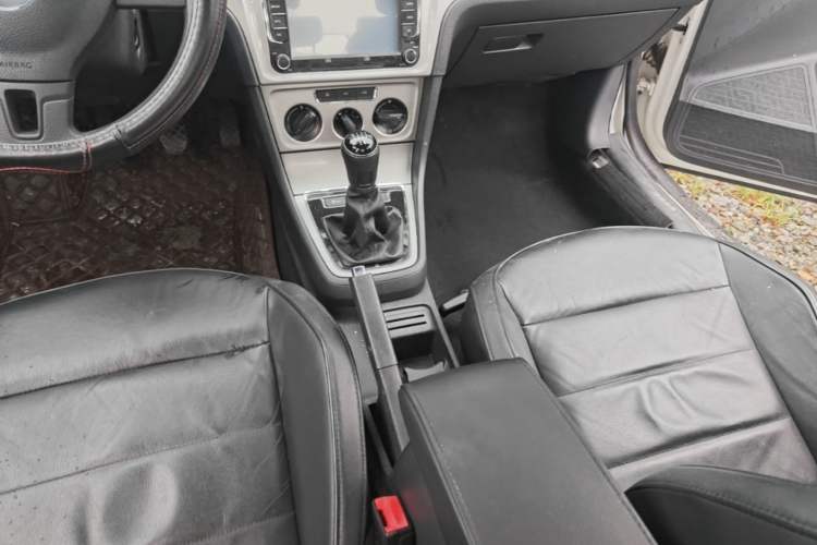 Used Volkswagen Lavida 2013 Restyled Classic 1.6L Manual Comfort Edition Gear Lever