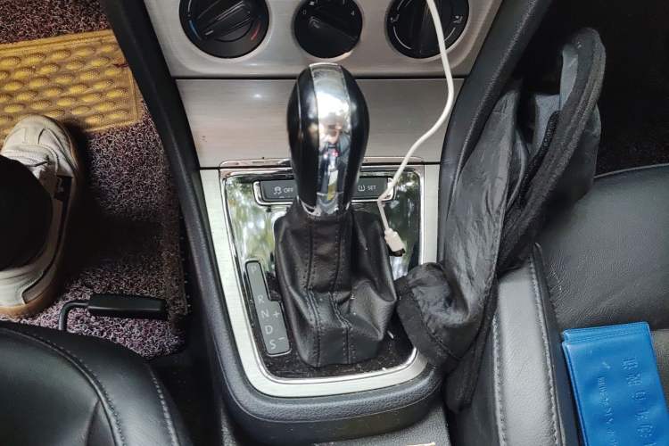 Used Volkswagen Lavida 2013 1.6L Automatic Comfort Edition Gear Lever