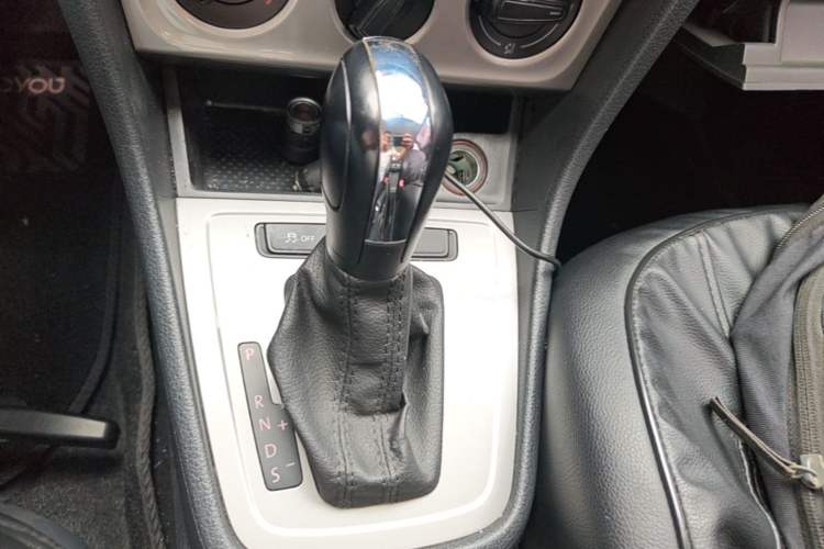 Used Volkswagen Lavida 2013 Revised Classic 1.6L Automatic Fashion Edition Gear Lever