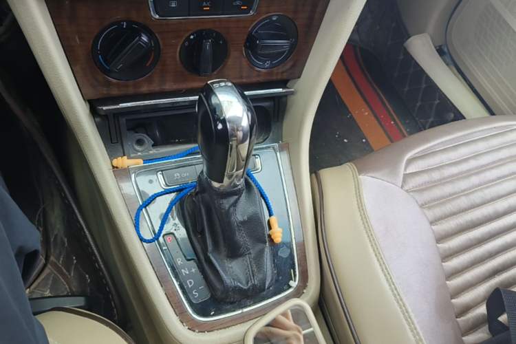 Used Volkswagen Lavida 2013 Revised Version 1.4 TSI DSG Comfort Edition Gear Lever