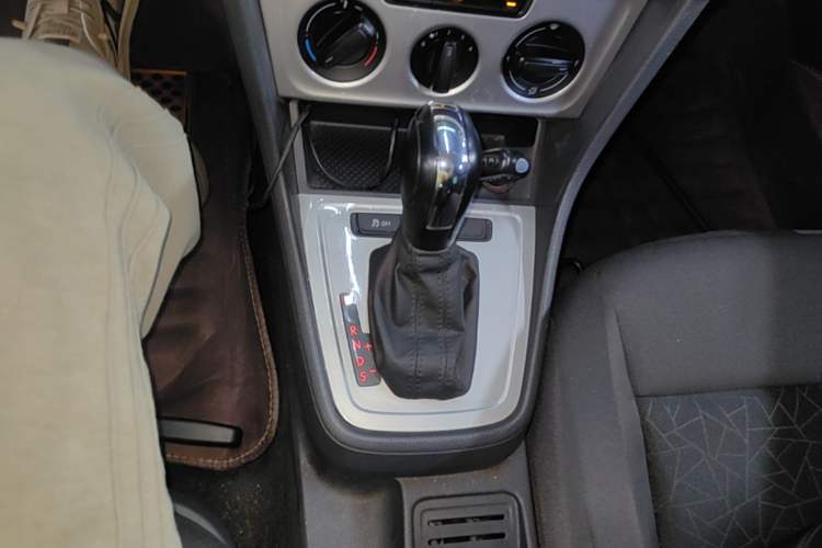 Used Volkswagen Lavida 2013 Revised Classic 1.6L Automatic Fashion Edition Gear Lever