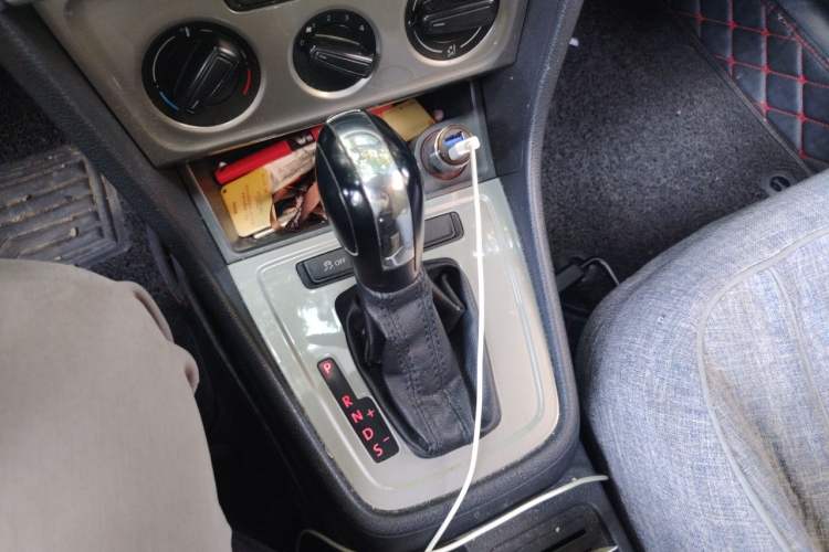 Used Volkswagen Lavida 2013 Revised Classic 1.6L Automatic Fashion Edition Gear Lever