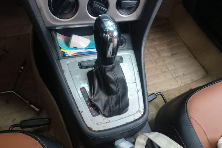 Used Volkswagen Lavida 2013 1.6L Automatic Fashion Edition Gear Lever