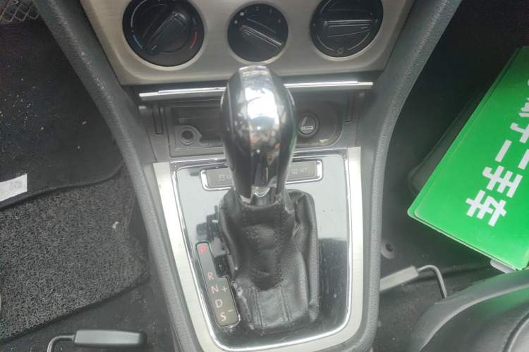 Used Volkswagen Lavida 2013 1.4TSI DSG Comfort Edition Gear Lever
